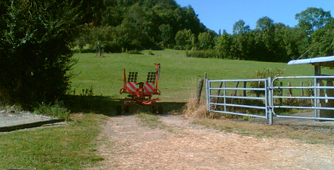 Un monstre de fer bouche l'entrée du pré de Guy Farge